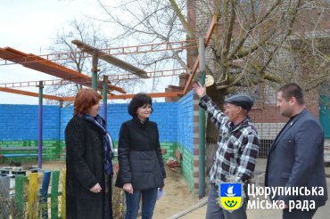 У Цюрупинському дитячому садочку ремонтують навіси для дітей