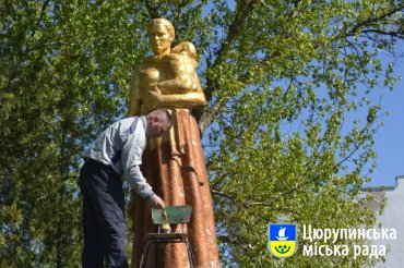 Відновлюючи пам'ятні місця у Цюрупинську напередодні 9 травня