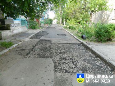 У Цюрупинську тривають роботи з фрезерування асфальтобетонного покриття внутрішньо дворових проїздів
