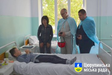 Цюрупинський міський голова та секретар ради відвідали постраждалого у ДТП хлопця