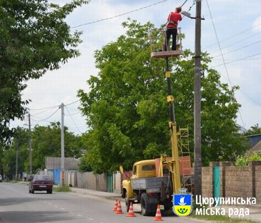 В Олешках регулярно проводять роботи по заміні ліхтарів на опорах вуличного освітлення
