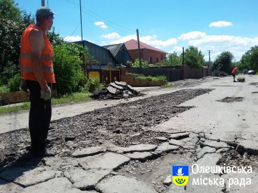 З настанням сприятливих погодних умов в Олешках відновився ремонт доріг