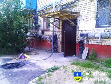 В Олешках здійснюються капітальні ремонти внутрішньопід’їзних живильних кабелів