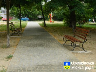 В Олешках встановлено нові лавки для більш комфортного відпочинку городян
