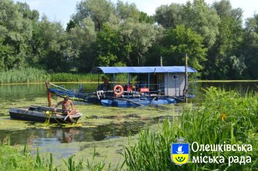 В Олешках продовжуються роботи з очищення річки в місцях відпочинку городян