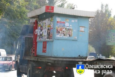 В Олешках демонтують незаконні МАФи