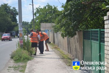 В Олешках розпочато капітальний ремонт тротуару на центральній вулиці міста