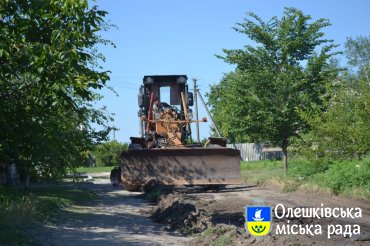 В Олешках розпочався  другогий етап грейдерування та вапняной підсипки вулиць