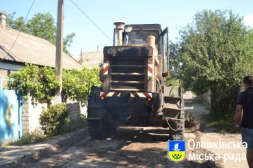 В Олешках триває другий етап грейдерування та вапняной підсипки вулиць