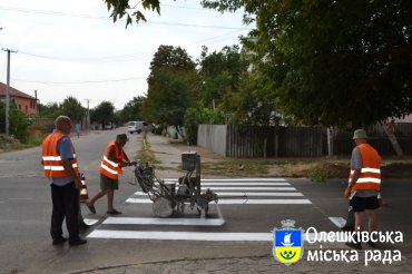 В Олешках відновлюють дорожню розмітку до першого вересня