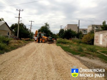 В Олешках розпочався другий етап вапняної підсипки вулиць з грунтовим покриттям
