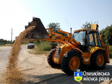 В Олешках тривая процес планування вулиць міста з застосування вапняного щебню