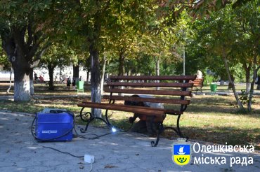 В Олешках на центральній площі встановлюються останні 10 нових та зручних лавочок
