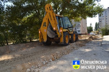 Жителі міста Олешки нарешті дочекались нового асфальту біля свого будинку