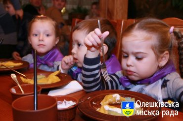 Як дiти в Олешках до ресторану ходили вареники ліпити