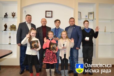 В Олешках нагородили переможців конкурсу на кращий слоган