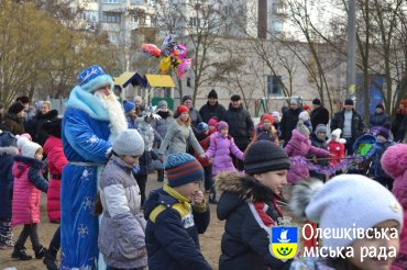 В Олешках відкрили новорічну ялинку
