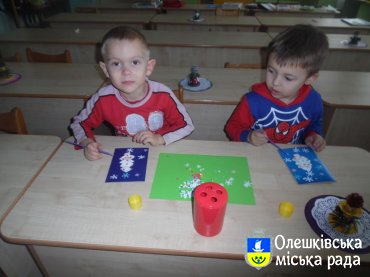 Діти в Олешках готують подарунки  захисникам нашої країни