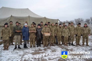 Жителі міста Олешки привітали військових зі святом