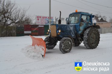 У місті Олеши йде прибирання снігу