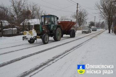 В Олешках продовжують роботу комунальні служб