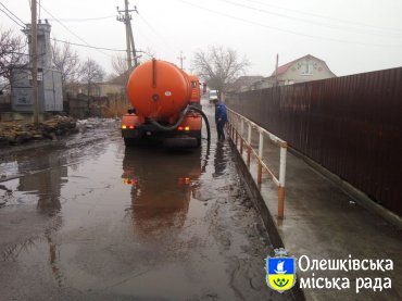 В Олешках триває відкачка талих вод