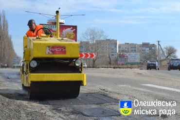 В Олешках активно ремонтують дороги
