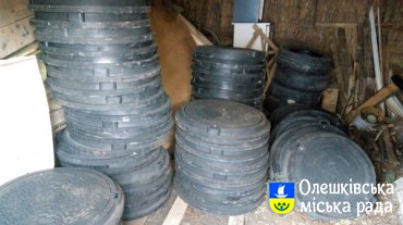 В Олешках встановлюють антивандальні люки