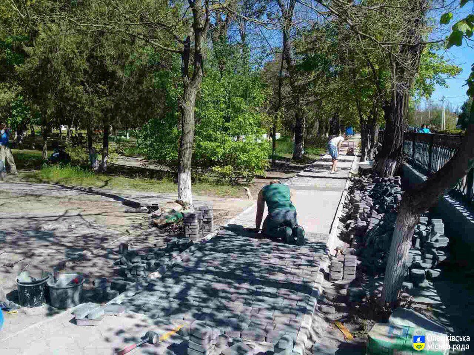 В Олешках продовжуються роботи з благоустрою