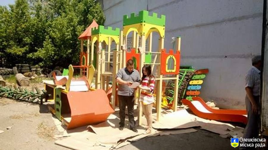 В Олешки доставлено партію дитячих ігрових майданчиків