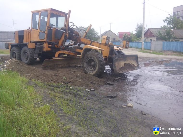 В Олешках розпочав роботу грейдер