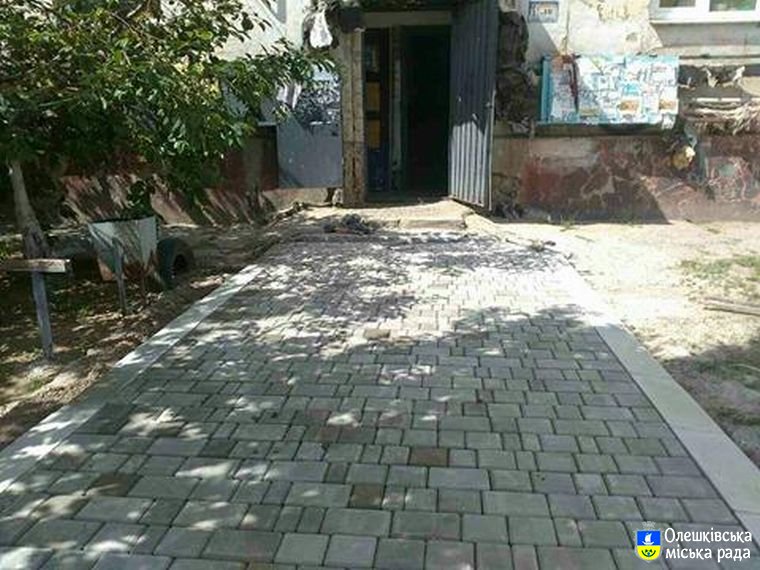 Завершено влаштування тротуарної доріжки біля гуртожитку № 3