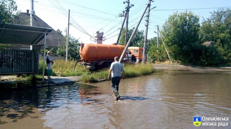 Велика вода залила  вулиці Олешок