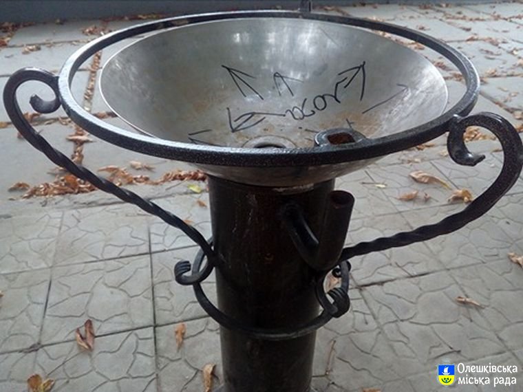 Вандали знову познущались над майном громади