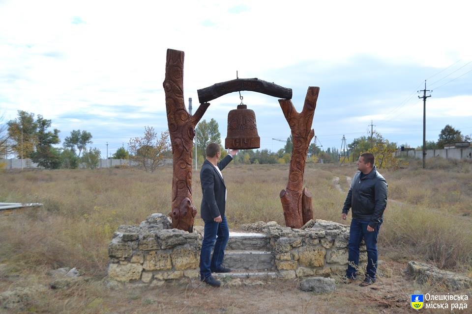 Реставрація пам'ятного знака в Олешках