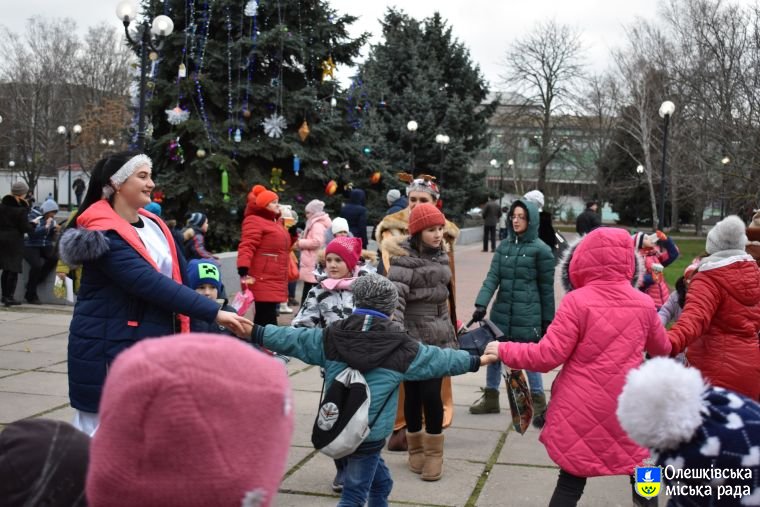 В Олешках відбулось відкриття новорічної ялинки