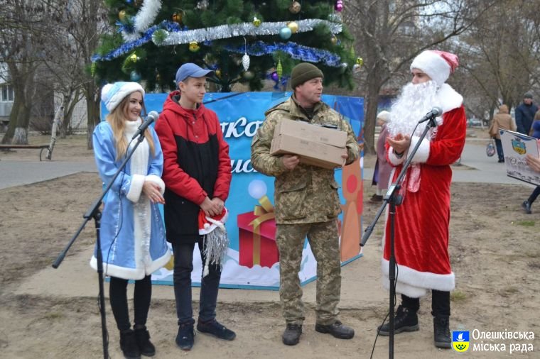 Малеча військовослужбовців отримала солодощі від Діда Мороза