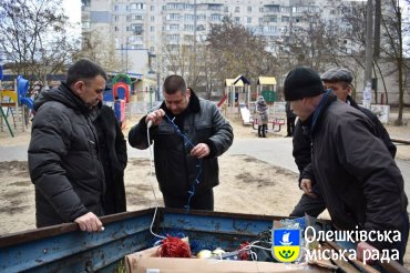 Комунальні служби Олешок розпочали встановлюват міську новорічну красуню