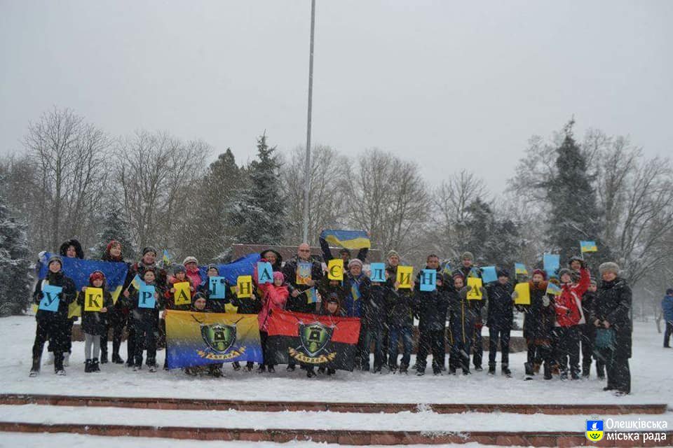 Патріотичний флешмоб "Україна Єдина" в Олешках