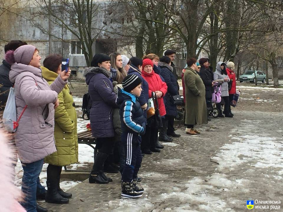 В Олешках жінкам дарують квіти та гарний натрій