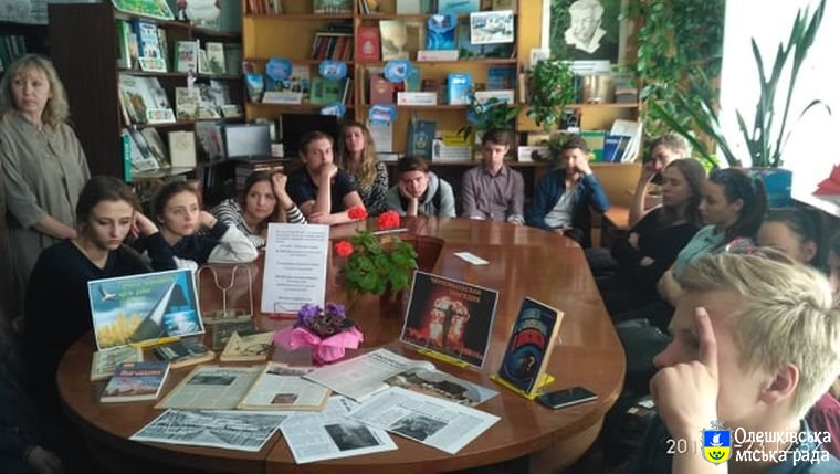 В Олешківській бібліотеці пройшла година пам'яті «Чорнобиль - виклик, не засвоєний людством!»