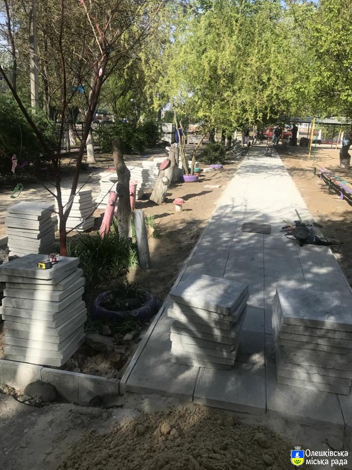 В ДНЗ ясла-садку №3 здійснюються роботи з капітального ремонту  тротуарів