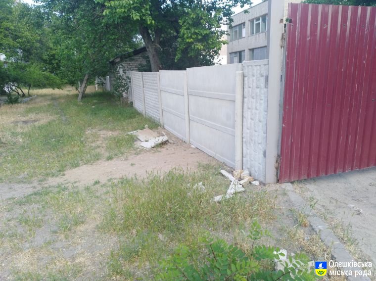 В Олешках продовжують приводити до ладу територію колишнього ДНЗ  за адресою Житлоселище 4-А