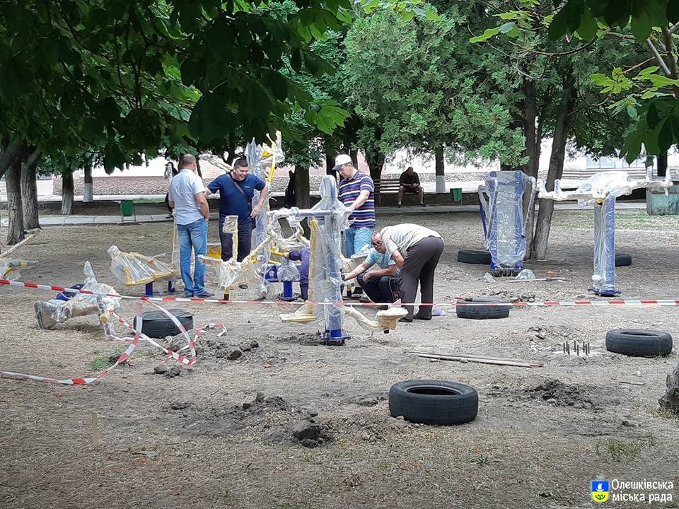 В Олешках завершується установка сучасного спортивного майданчика