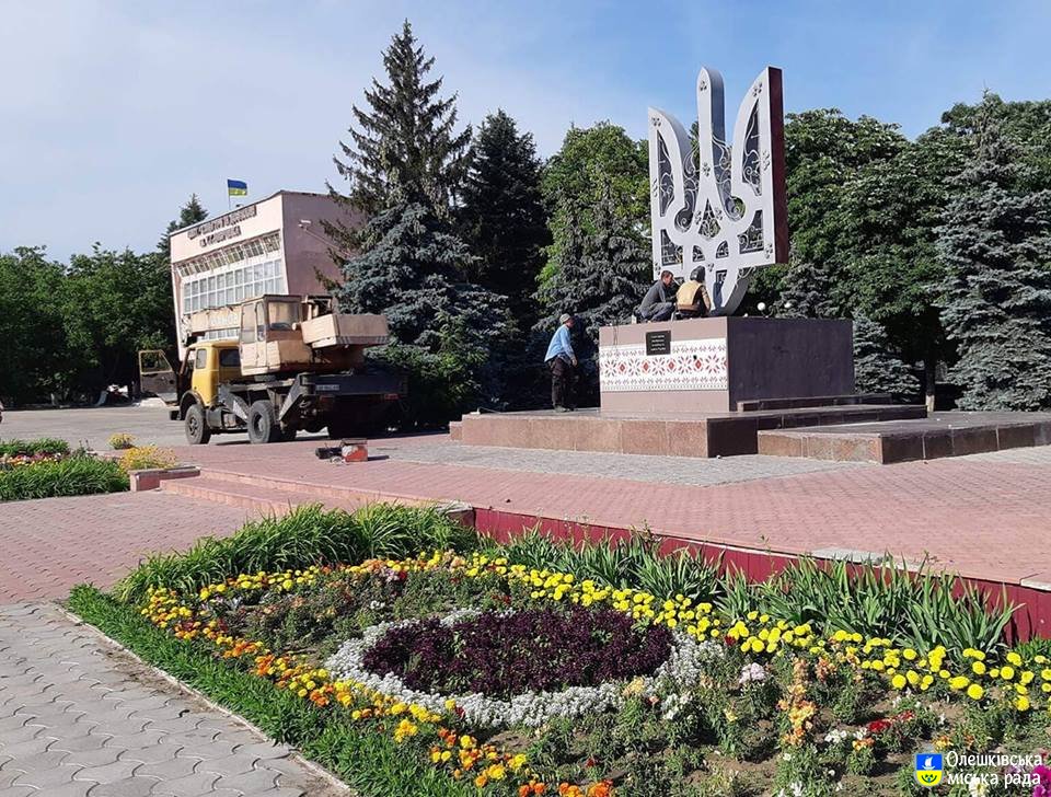 В Олешках встановлено пам'ятний знак