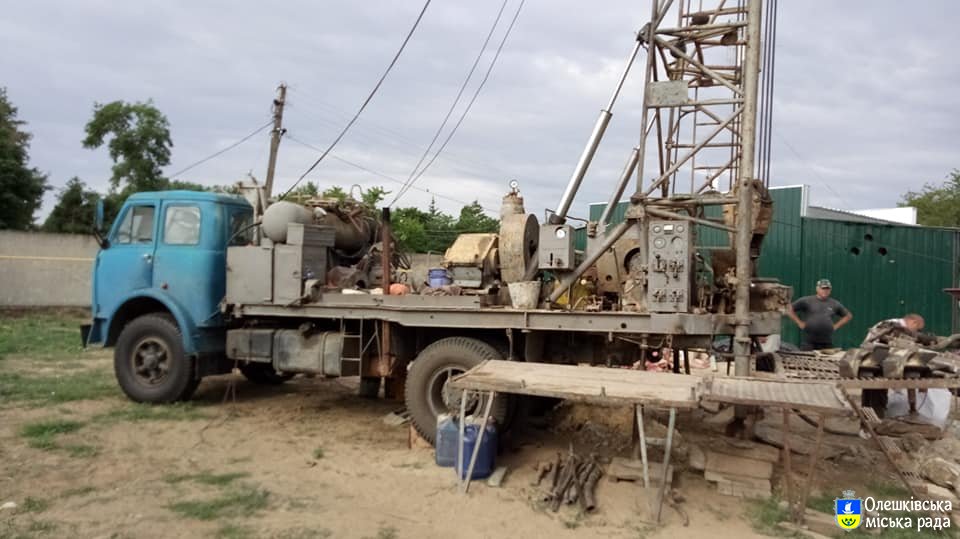 В Олешках на стадіоні «Старт» здійснюється буріння скважини питної води
