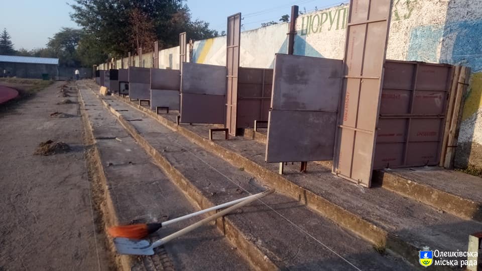 В Олешках проводиться реконструкція трибун на стадіоні "Старт"
