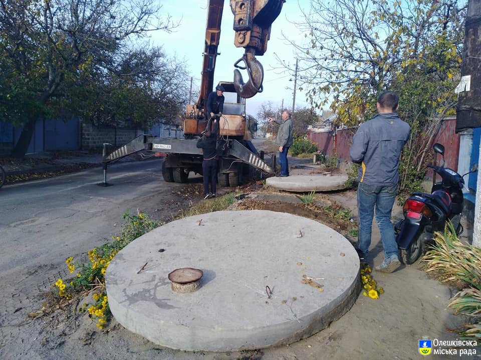 Проводиться очищення споруд поверхневого відводу дощових вод в м.Олешки