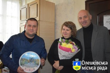 ВІТАННЯ ВАМ, ПРАЦІВНИКИ СОЦІАЛЬНОЇ СФЕРИ МІСТА ОЛЕШКИ!