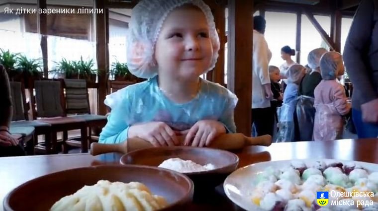 Як дітки вареники ліпили